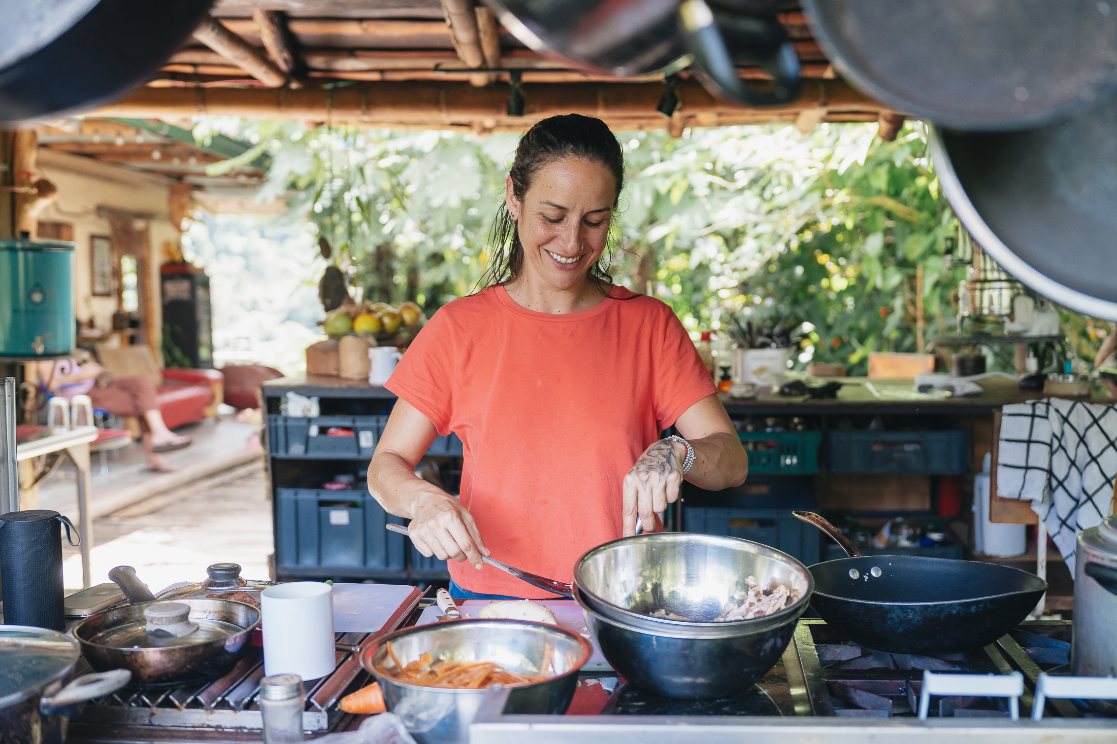 Preparación de comida con ingredientes frescos y locales