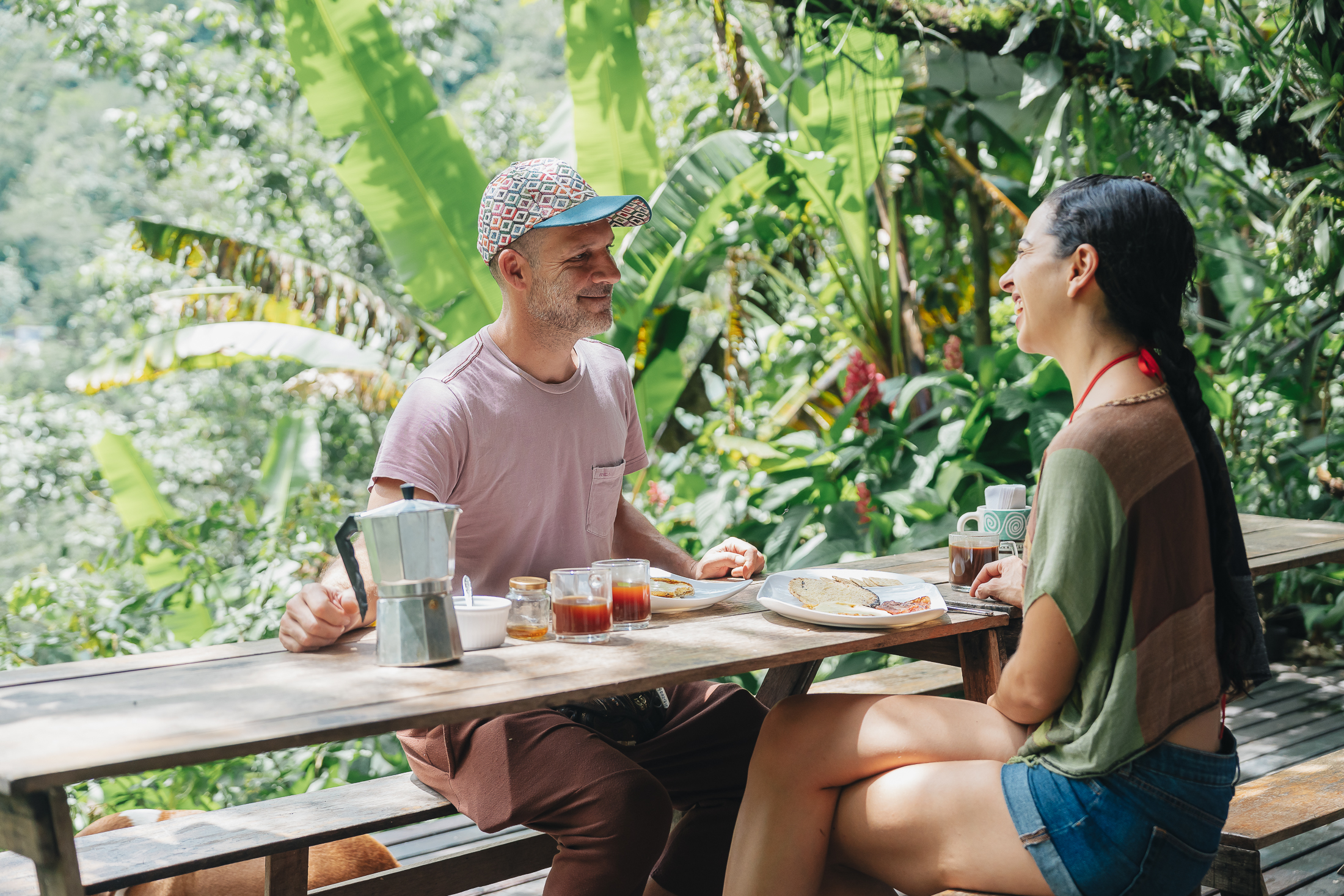 Pareja desayunando en la naturaleza